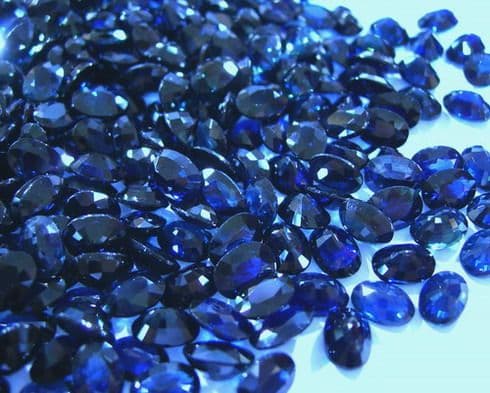 Die Pflege und Wartung von blauem Saphirschmuck