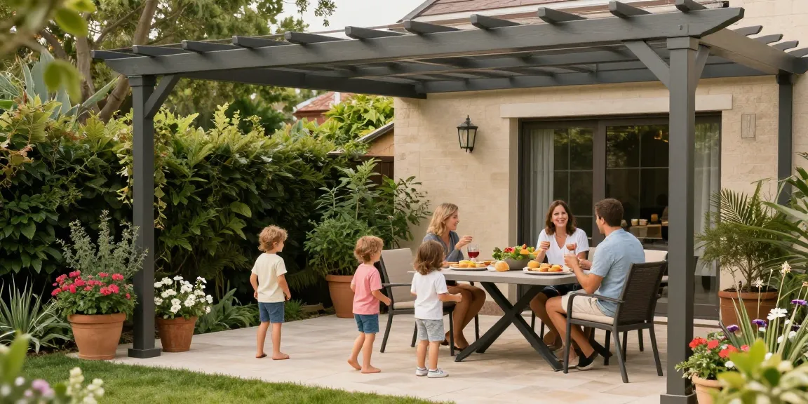 Moderne Terrassenüberdachung aus Aluminium, die eine fröhliche Familie bei sonnigem Wetter schützt.