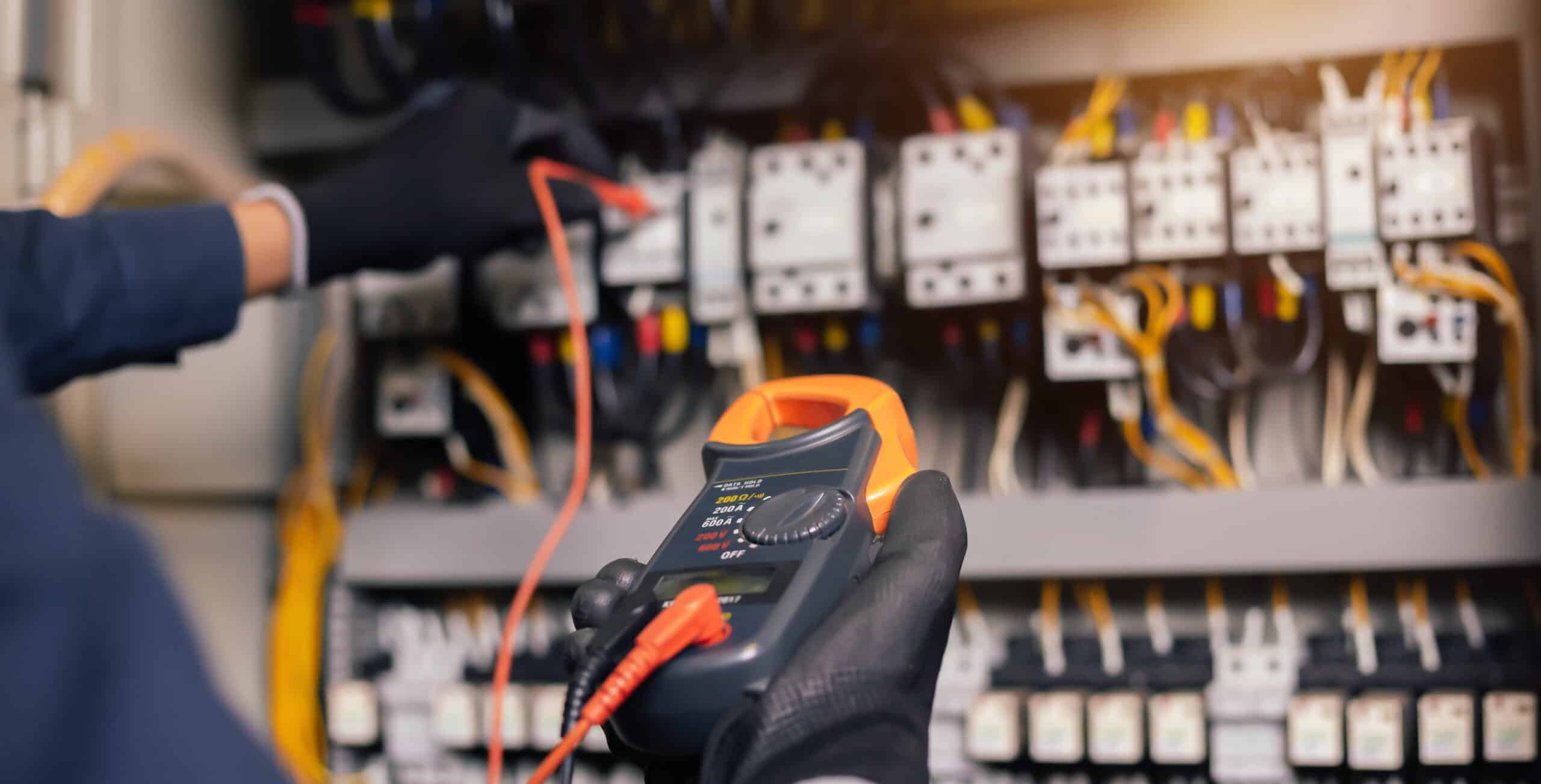 Vermeidung von Stromausfällen durch die Prüfung ortsfester elektrischer Anlagen